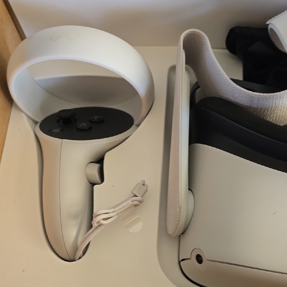 Meta Quest 2 VR Headset - White - Picture 6 of 14